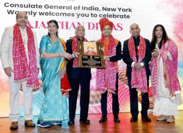 Nand Todi & his spouse received Rajasthan Ratna award award , Binay k Pradhan , dr Ravi Murarka, Media chairman RANA , amit Shraff joint secretary with spouse