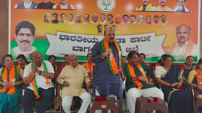 Karnataka bypolls: BJP slams Congress as anti-SC, ST, OBC; calls for change Karnataka bypolls: BJP slams Congress as anti-SC, ST, OBC; calls for change