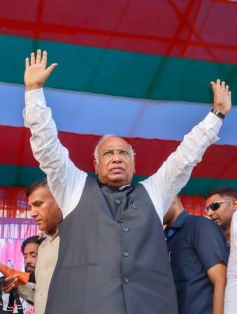Poisonous snake remark: Centre must file case, send both Kharge to Tihar Jail, says K'taka BJP