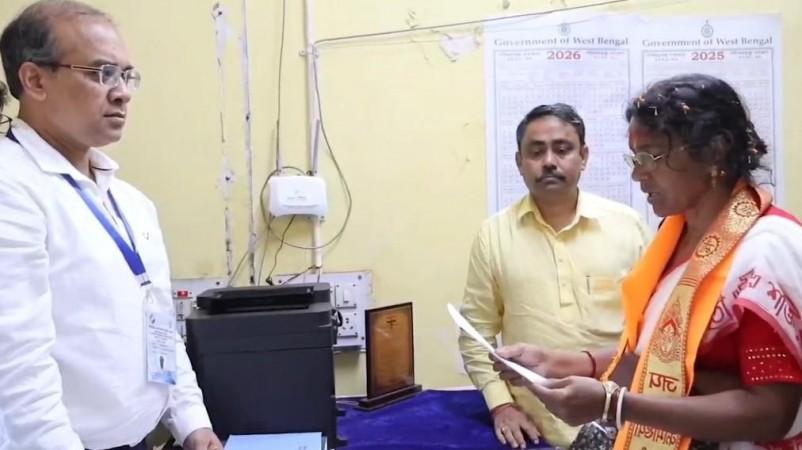 Smriti Irani accompanies RG Kar victim's mother for nomination, calls her 'symbol of fight for justice' Smriti Irani accompanies RG Kar victim's mother for nomination, calls her 'symbol of fight for justice'