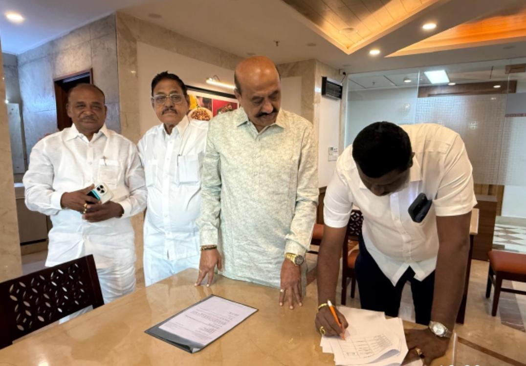 Calls for K'taka cabinet reshuffle grow; several Cong MLAs meet in Delhi, hold signature campaign