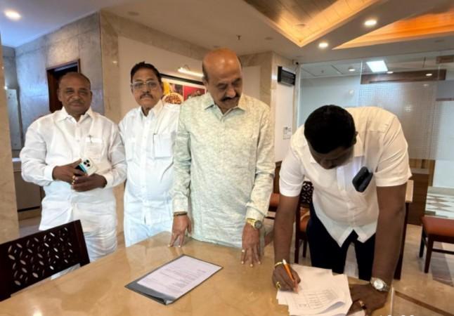 Calls for K'taka cabinet reshuffle grow; several Cong MLAs meet in Delhi, hold signature campaign Calls for K'taka cabinet reshuffle grow; several Cong MLAs meet in Delhi, hold signature campaign
