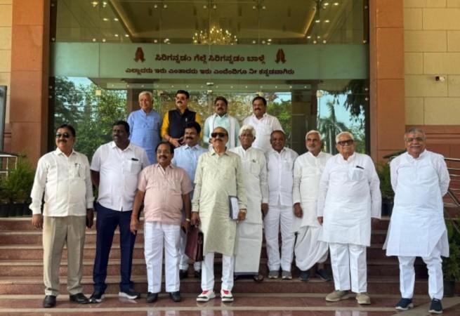 Calls for K'taka cabinet reshuffle grow; several Cong MLAs meet in Delhi, hold signature campaign Calls for K'taka cabinet reshuffle grow; several Cong MLAs meet in Delhi, hold signature campaign
