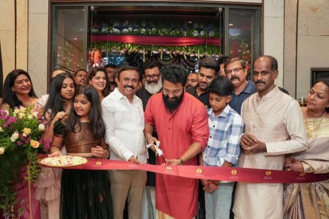 In the picture from the right Mr Shivdas Chairman of Regal Jewellers, Mr Vibin Shivdas MD & CEO of Regal Jewellers, Actor Sri. Rishab Shetty, Mr. Gopal Chief Operating officer & Sri CK Ramamurthy, MLA of Jayanagar Regal Jewellers