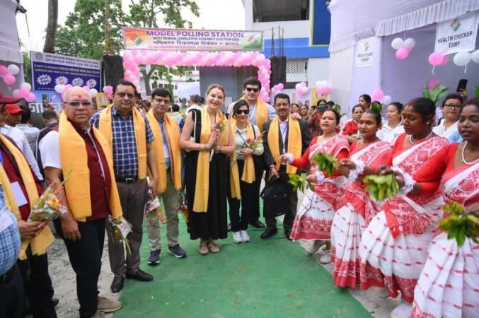 Bengal polls: Polling process overall peaceful; 18.76 pc voting in first two hours Bengal polls: Polling process overall peaceful; 18.76 pc voting in first two hours