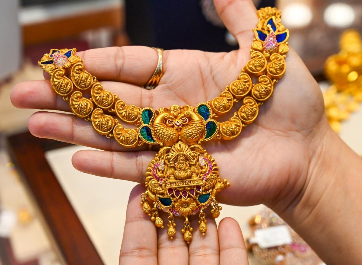 Gold dips 0.34 pc this week over mild profit booking