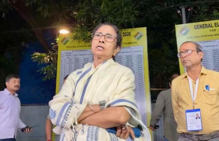 Bengal polls: Trinamool, BJP workers clash outside Biddhannagar counting centre Bengal polls: Trinamool, BJP workers clash outside Biddhannagar counting centre