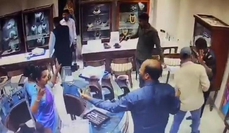 Three injured as armed robbers storm jewellery showroom in Telangana