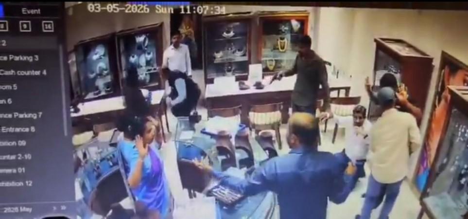 Three injured as armed robbers storm jewellery showroom in Telangana