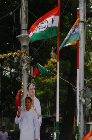 'Jai Shri Ram' slogans outside Mamata's residence in Kolkata, as trends show BJP lead over TMC