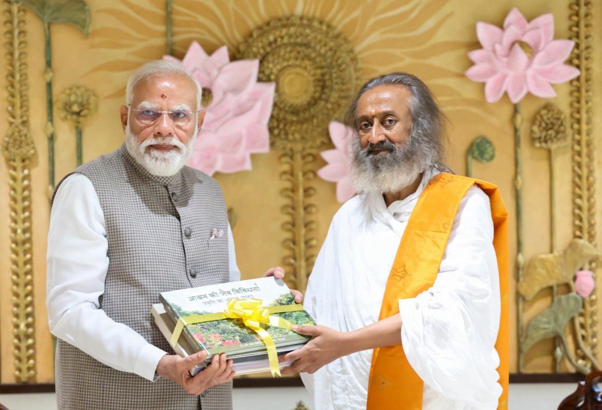 Spiritual leader Sri Sri Ravi Shankar praises PM Modi's Swachh Bharat Abhiyan at Art of Living anniversary celebrations