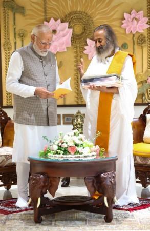 Spiritual leader Sri Sri Ravi Shankar praises PM Modi's Swachh Bharat Abhiyan at Art of Living anniversary celebrations