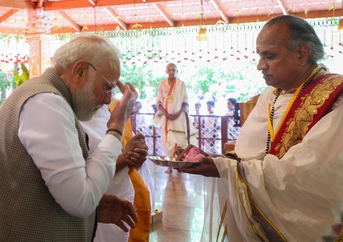 In PICS: PM Modi visits Art of Living in Bengaluru, meets Gurudev Sri Sri Ravi Shankar
