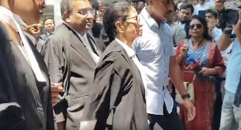 Mamata Banerjee in lawyer's robes at Calcutta HC to argue PIL on post-poll violence