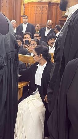 Mamata Banerjee in lawyer's robes at Calcutta HC to argue PIL on post-poll violence