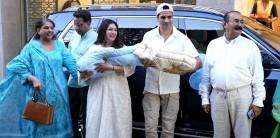 Divyanka Tripathi gets discharged from hospital; Vivek-Divyanka pose with twin sons, request paps not to click newborns' photos