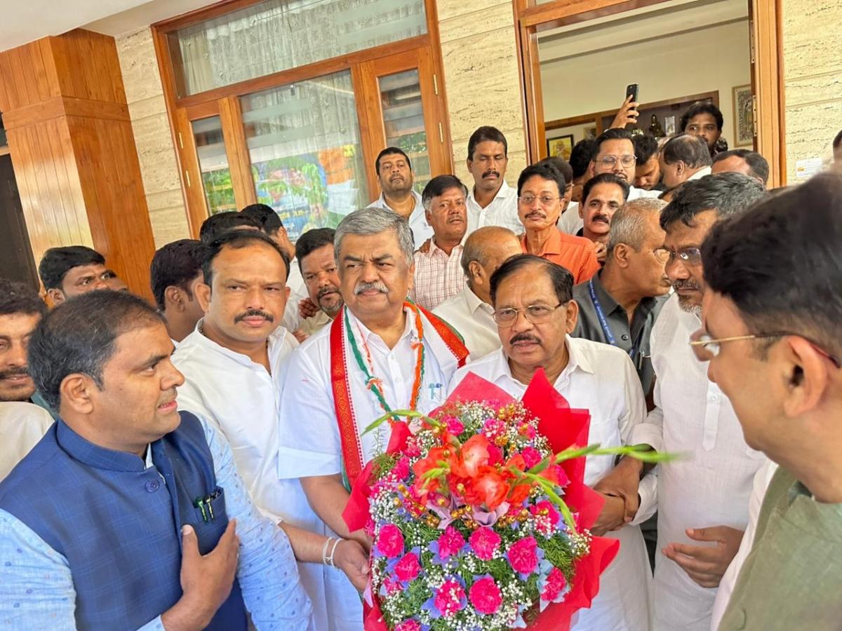 Those after power go with Shivakumar; those who want to strengthen party join me: K'taka Cong Chief Hariprasad