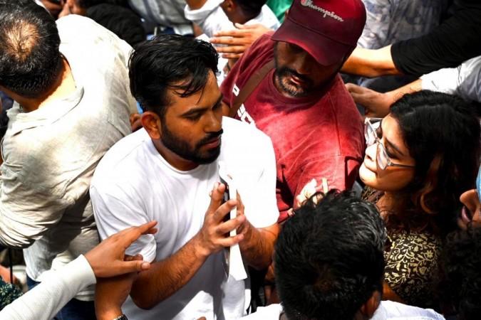 Abhijeet Dipke Arrives With Dr Ambedkar Book For protest; CJP Protester Give Flowers To Security Personnel At Delhi's Jantar Mantar, He Refuses