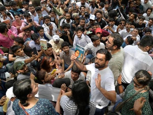 Abhijeet Dipke Arrives With Dr Ambedkar Book For protest; CJP Protester Give Flowers To Security Personnel At Delhi's Jantar Mantar, He Refuses