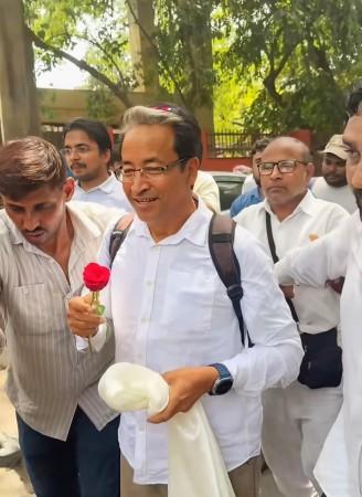 Sonam Wangchuk arrives with rose in hand; protesters want him as Education Minister, Abhijeet Dipke leaves Delhi's Jantar Mantar within an hour Sonam Wangchuk arrives with rose in hand; protesters want him as Education Minister, Abhijeet Dipke leaves Delhi's Jantar Mantar within an hour