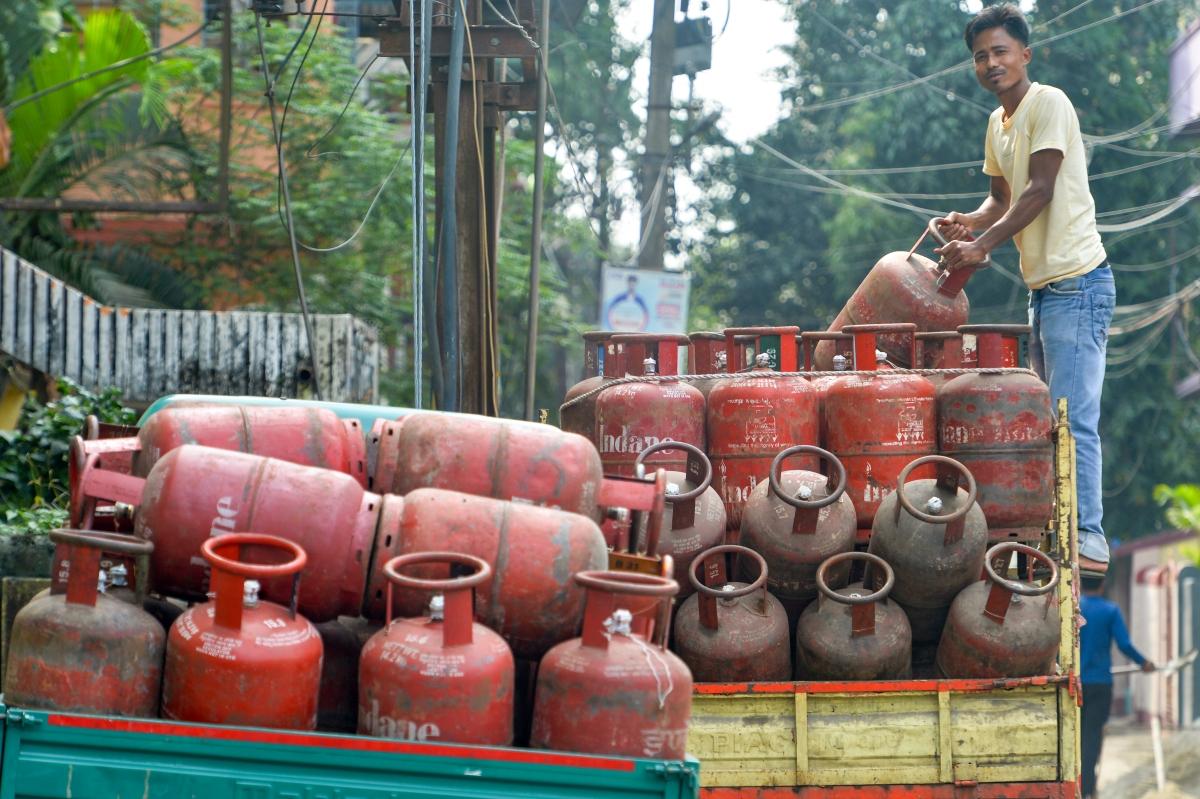 Indians continue to pay lowest cooking gas prices in world: Govt