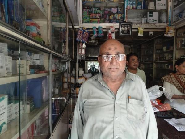 Riyazuddin Mansoori lost lakhs in goods saving strangers from a hotel fire... and wept while being honoured for it. Riyazuddin Mansoori lost lakhs in goods saving strangers from a hotel fire... and wept while being honoured for it.