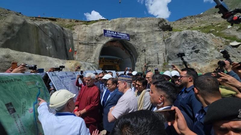 Officers informing Union Minister Nitin Gadkari, J&K LG Manoj Sinha, and J&K Chief Minister Omar Abdullah about the Zojila tunnel project Zojila tunnel