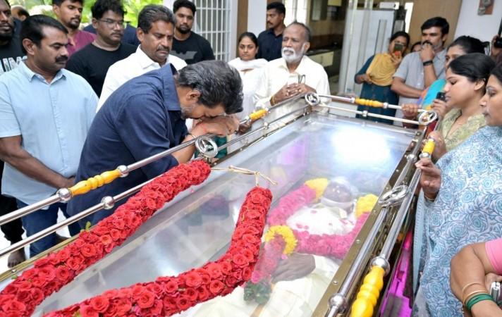 Tamil Nadu CM Vijay breaks down as he pays homage to Bharathirajaa; Tamil cinema mourns legendary director's demise Tamil Nadu CM Vijay breaks down as he pays homage to Bharathirajaa; Tamil cinema mourns legendary director's demise