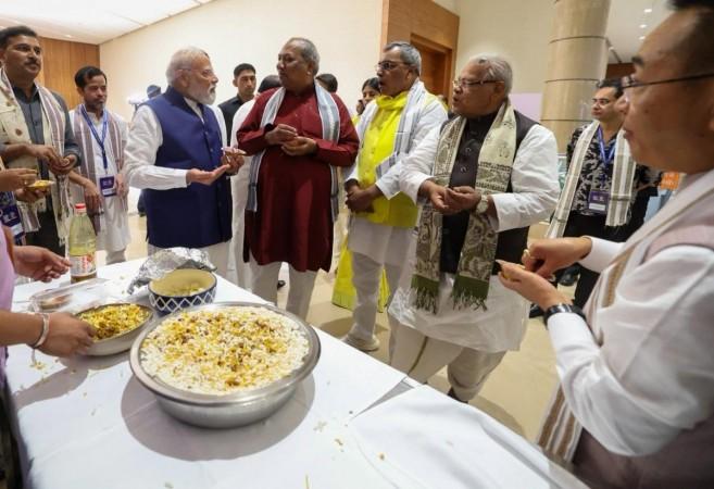 Watch: PM Modi Enjoys Jhalmuri Served by Bengal CM Suvendu Adhikari at NDA Meeting as he completes 12 years in office Watch: PM Modi Enjoys Jhalmuri Served by Bengal CM Suvendu Adhikari at NDA Meeting as he completes 12 years in office