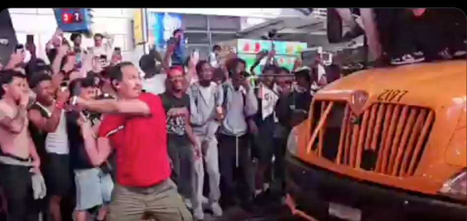 Chaotic Scenes in New York City as Crowds Flood Streets After Knicks' Historic NBA Title Win | Video Chaotic Scenes in New York City as Crowds Flood Streets After Knicks' Historic NBA Title Win | Video