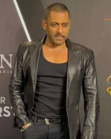'Looks old and pale': Fans worried as Salman Khan sports shaved-hair look, hugs Aamir Khan; Kareena Kapoor stuns in ₹41,000 Banarasi suit 'Looks old and pale': Fans worried as Salman Khan sports shaved-hair look, hugs Aamir Khan; Kareena Kapoor stuns in ₹41,000 Banarasi suit