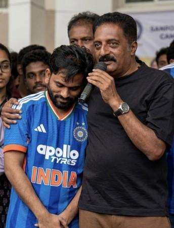 'Elected Leaders Should Do Their Jobs': Prakash Raj Joins Bengaluru Protest, Demands Accountability 'Elected Leaders Should Do Their Jobs': Prakash Raj Joins Bengaluru Protest, Demands Accountability