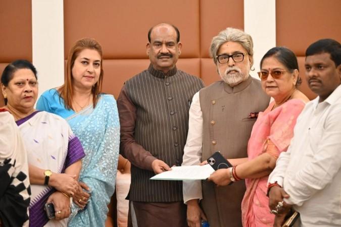 Rebel TMC MPs met Lok Sabha Speaker Om Birla at his residence, in Delhi today Rebel TMC MPs met Lok Sabha Speaker Om Birla at his residence, in Delhi today