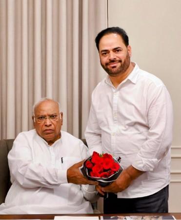 Dissident Congress leader Vikar Rasool Wani meeting with Congress president Mallikarjun Kharge. Dissident