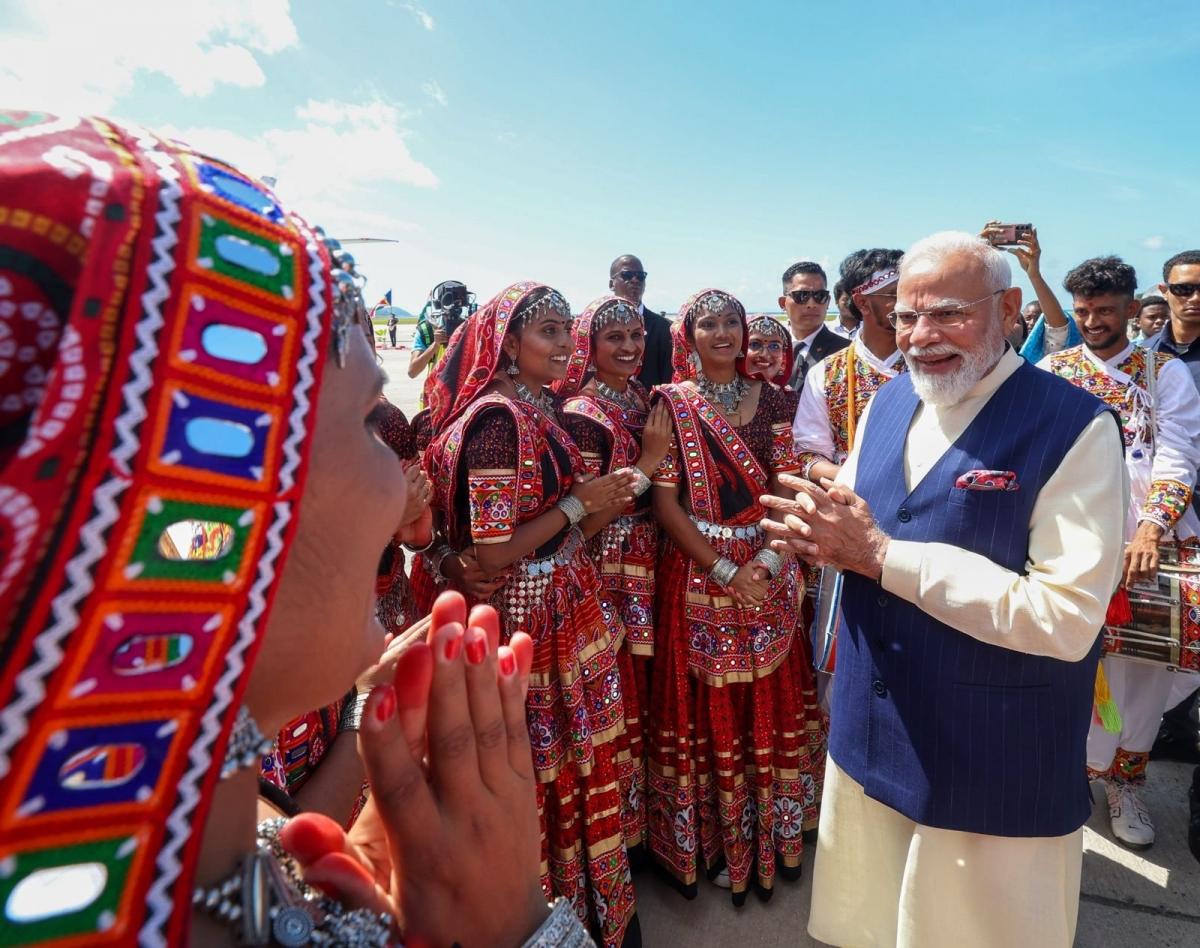 PM Narendra Modi Receives Warm Indian Welcome In Seychelles With Kutch Folk Dance Amid 'Modi-Modi' Chants
