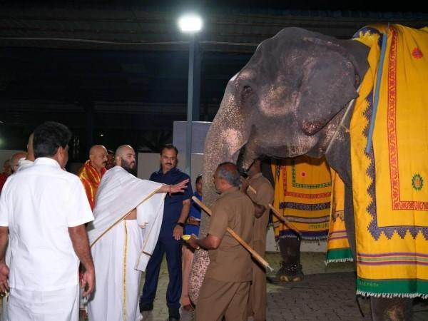 Anant Ambani Offers Prayers at Tirumala, Gifts 25 Electric Buses to Tirupati Devasthanams Anant Ambani Offers Prayers at Tirumala, Gifts 25 Electric Buses to Tirupati Devasthanams