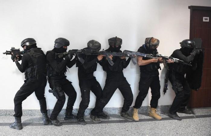 Cops of the Jammu and Kashmir Police conducting a mock drill at Srinagar ahead of Shri Amarnath Yatra mock drill