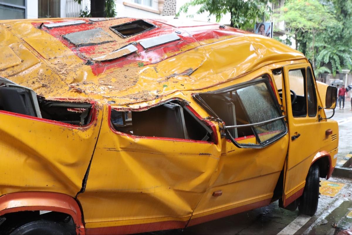 Mumbai Tree Fall: 11-Year-Old Killed After Tree Falls on School Bus in Chembur, Mayor Orders Probe