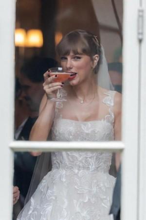 'JUST&T MARRIED!': Taylor Swift, Travis Kelce host star-studded celebration at Madison Square Garden 'JUST&T MARRIED!': Taylor Swift, Travis Kelce host star-studded celebration at Madison Square Garden