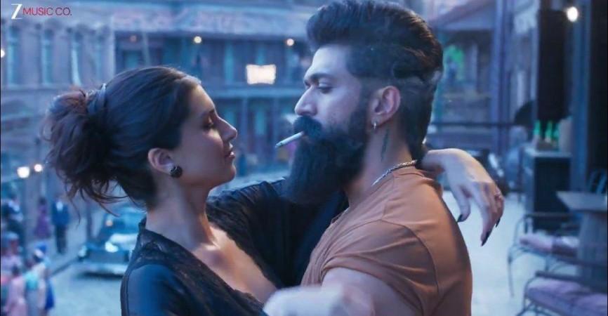 Toxic song Tabahi: Yash lifts Kiara Advani, duo lock lips, kiss and hug in pristine locales; fans gush over sensuous chemistry Toxic song Tabahi: Yash lifts Kiara Advani, duo lock lips, kiss and hug in pristine locales; fans gush over sensuous chemistry