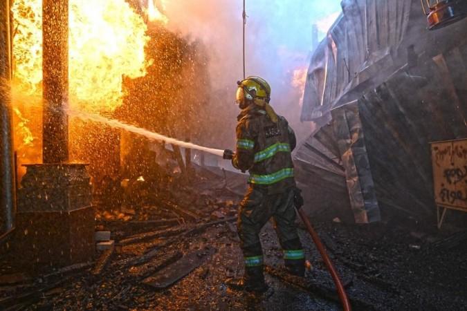 Several Kuwaiti firefighters and a civilian worker were injured while battling fires after Iranian strikes hit two locations in Kuwait on Saturday. The attacks also targeted a power and water desalination plant, disrupted airport operations, and prompted flight rescheduling Several Kuwaiti firefighters and a civilian worker were injured while battling fires after Iranian strikes hit two locations in Kuwait on Saturday. The attacks also targeted a power and water desalination plant, disrupted airport operations, and prompted