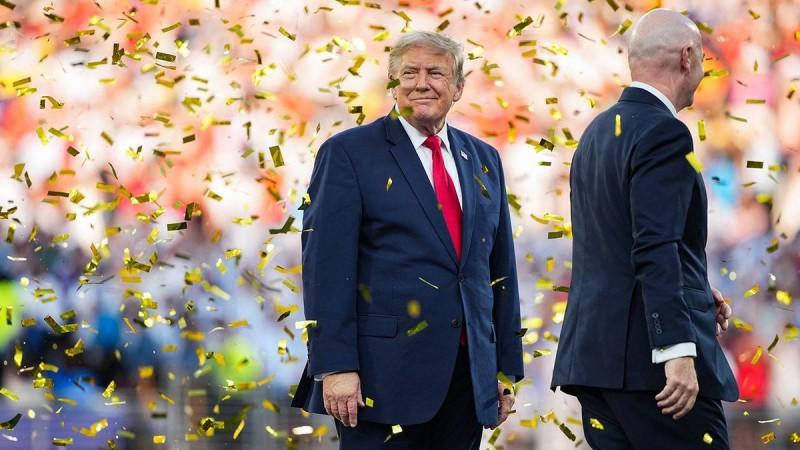 Donald Trump refuses to leave podium in awkward moment as Spain lift World Cup Donald Trump refuses to leave podium in awkward moment as Spain lift World Cup