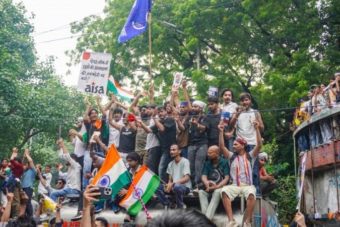 Delhi Metro stations shut, heavy barricading as CJP protest intensifies; police help stranded ambulance pass Delhi Metro stations shut, heavy barricading as CJP protest intensifies; police help stranded ambulance pass