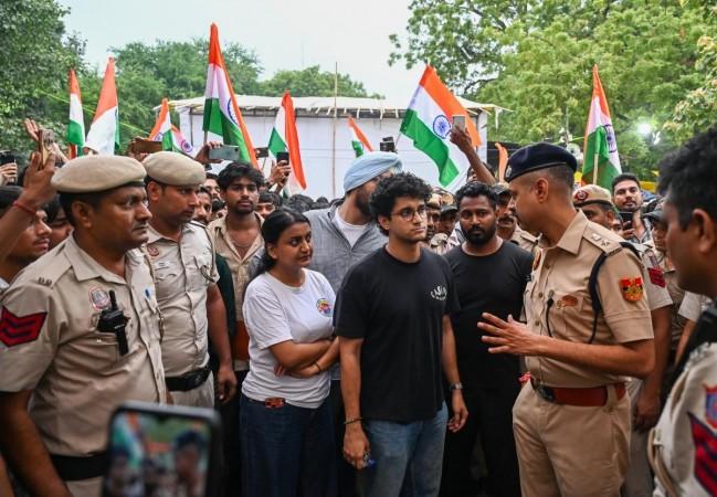 Delhi Metro stations shut, heavy barricading as CJP protest intensifies; police help stranded ambulance pass Delhi Metro stations shut, heavy barricading as CJP protest intensifies; police help stranded ambulance pass
