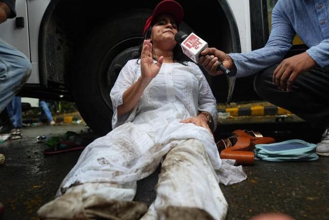 Peaceful CJP protest turns violent: Stone-pelting, tear gas, 50  Delhi Police personnel injured; students lathi-charged | Shocking visuals