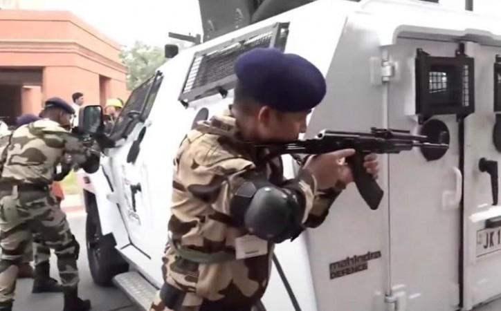 Peaceful CJP protest turns violent: Stone-pelting, tear gas, 50  Delhi Police personnel injured; students lathi-charged | Shocking visuals