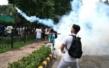 Peaceful CJP protest turns violent: Stone-pelting, tear gas, 50  Delhi Police personnel injured; students lathi-charged | Shocking visuals