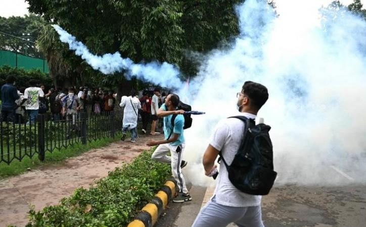 Peaceful CJP protest turns violent: Stone-pelting, tear gas, 50  Delhi Police personnel injured; students lathi-charged | Shocking visuals