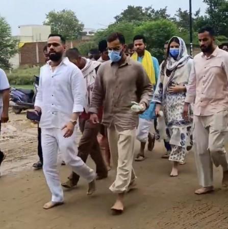 Virat Kohli, Anushka Sharma seek blessings from Premanand Ji Maharaj in Vrindavan; slammed over silence on CJP protests