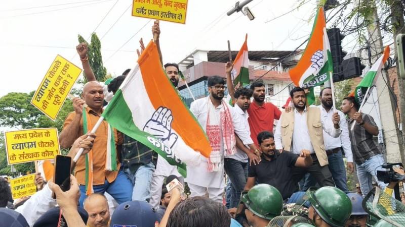 Congress, BJP workers clash during NEET protest in Ranchi; eggs, tomatoes hurled Congress, BJP workers clash during NEET protest in Ranchi; eggs, tomatoes hurled